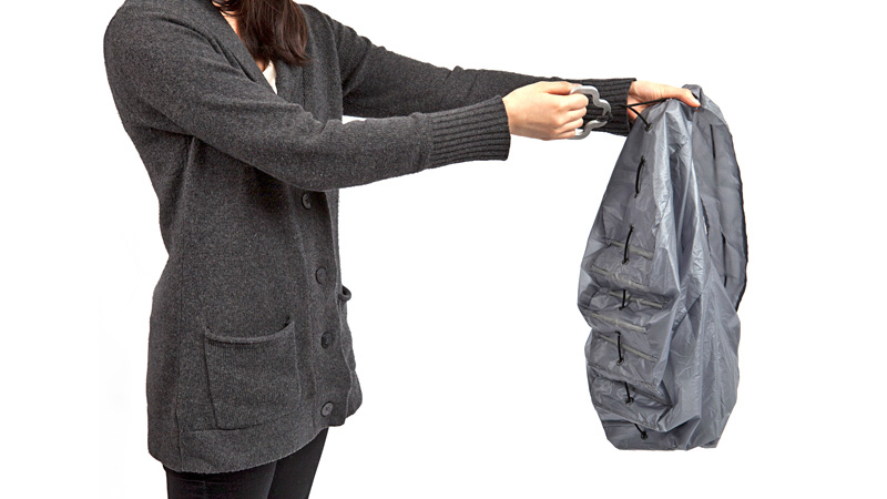 Illustration for article titled Parachute Bag Collapses With a Tug of Its Ripcord